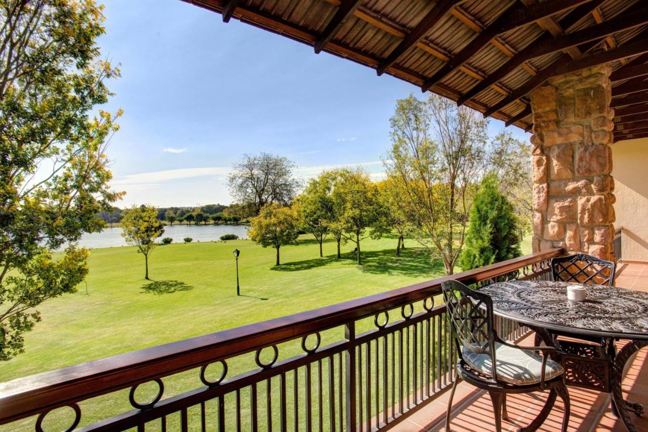 Irene Country Lodge, Autograph Collection Centurion Luaran gambar View of the golf course from the clubhouse