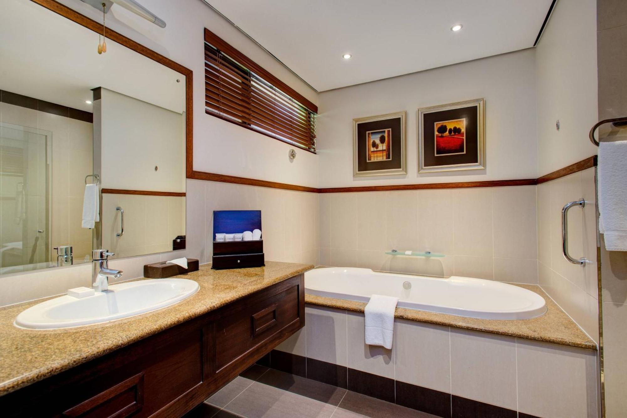 Irene Country Lodge, Autograph Collection Centurion Luaran gambar A bathroom in a hotel