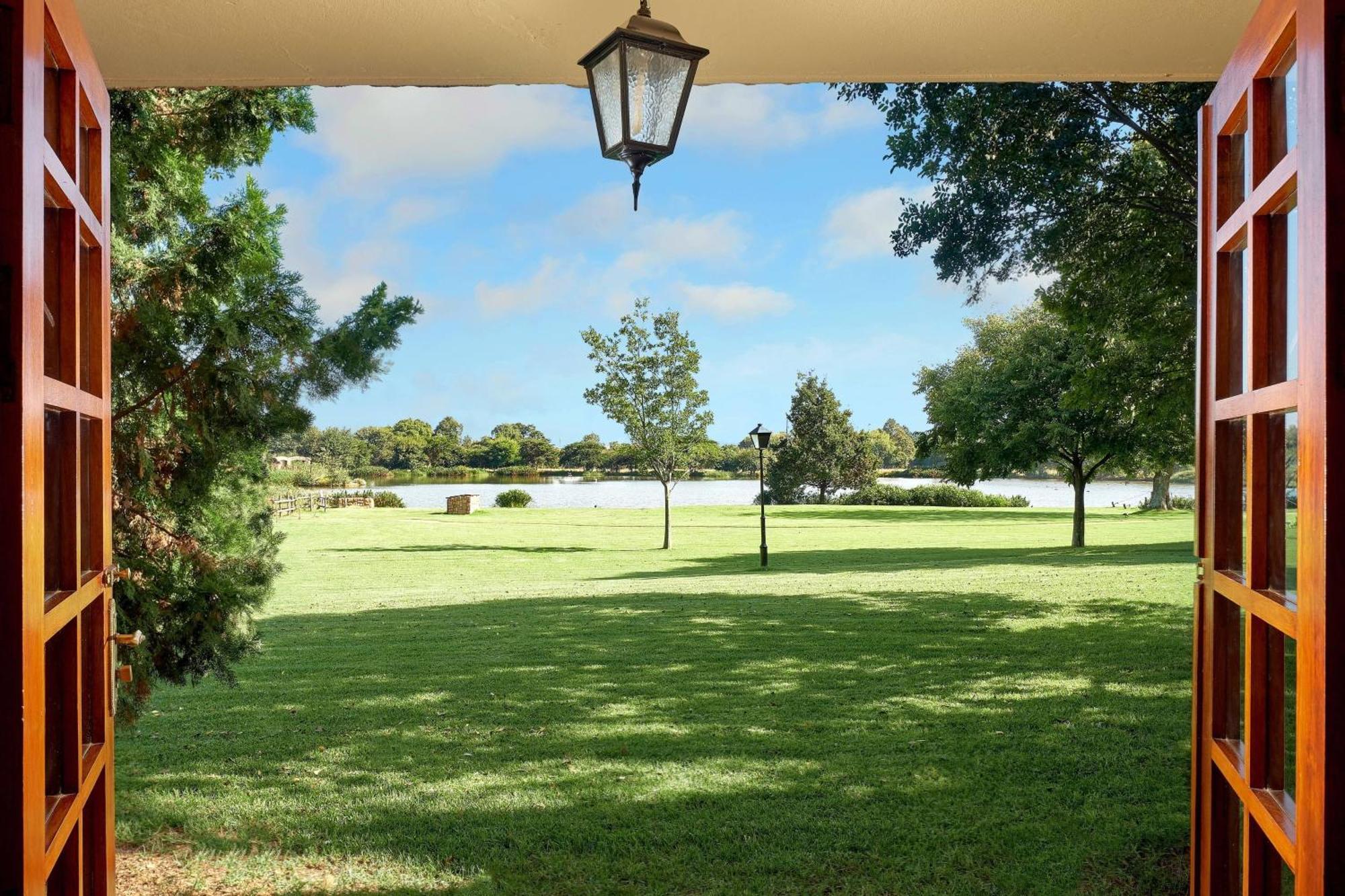 Irene Country Lodge, Autograph Collection Centurion Luaran gambar View of the lake from the front door of the main house