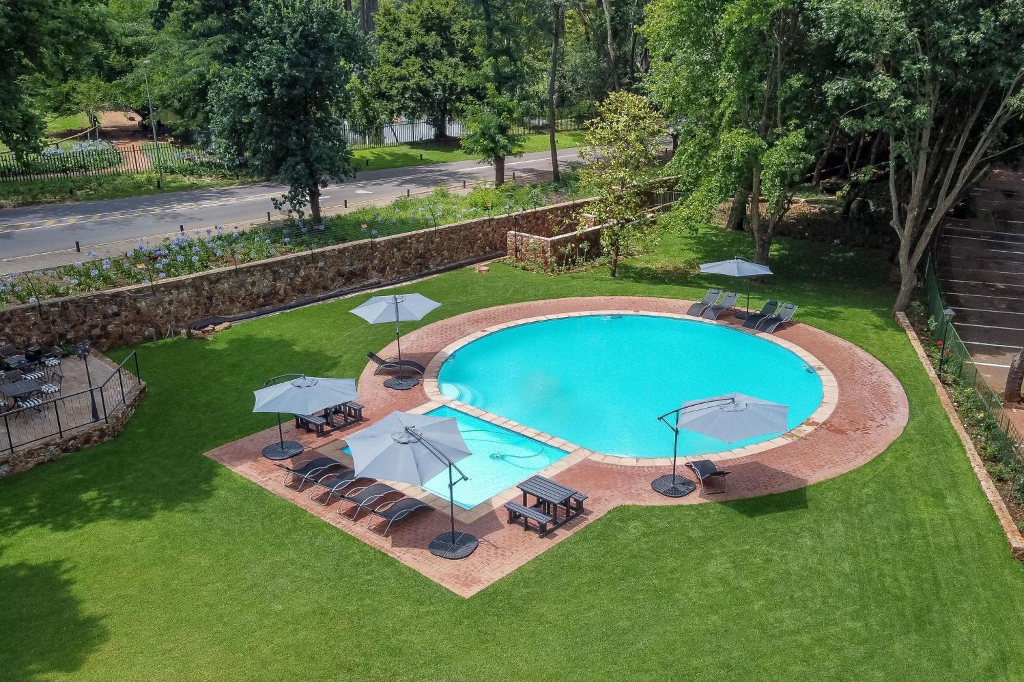 Irene Country Lodge, Autograph Collection Centurion Luaran gambar The swimming pool at the hotel